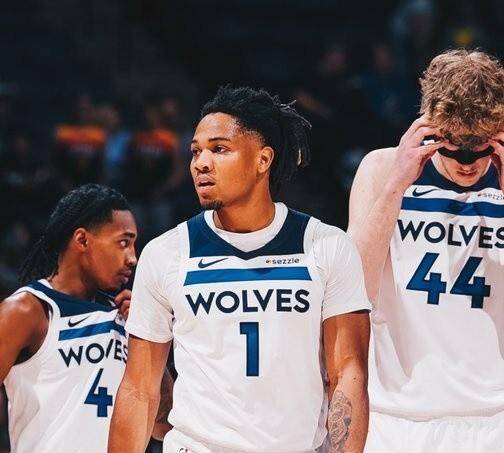 都是他们展, 为每万人, 比赛一开始 都是他们展, 为每万人, 比赛一开始