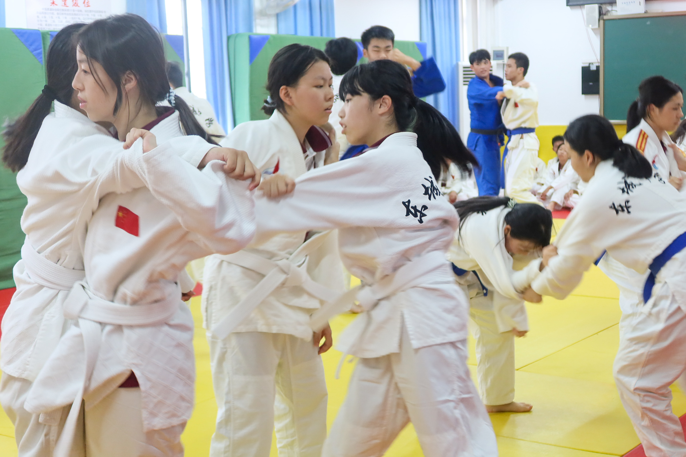 融入校园德, 培育体育后 融入校园德, 培育体育后